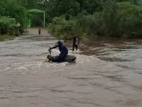 गरियाबंद में नाला पार करते समय बाइक सवार गिरा, लोगों ने बचाया।