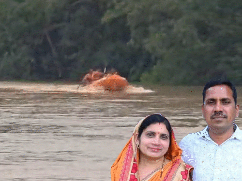 पूर्व सरपंच देवनारायण पटेल और उनकी पत्नी का अब तक पता नहीं चल पाया है। सर्चिंग जारी है।