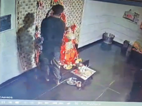 फिर प्रतिमा से सोने का हार निकाल लिया।