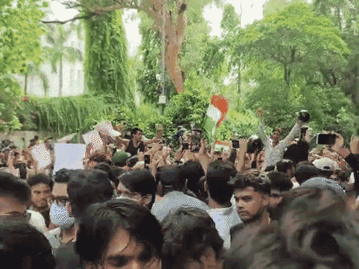 25 जुलाई को केंद्रीय शिक्षा मंत्री धर्मेंद्र प्रधान के इस्तीफे के बाद जंतर-मंतर पर जश्न मनाते लोग।