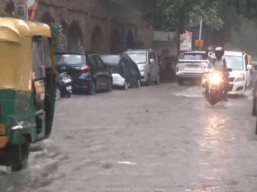दिल्ली में मंगलवार सुबह से जोरदार बारिश हुई। इससे सड़कों पर पानी भर गया। कई इलाकों में ट्रैफिक जाम हो गया।