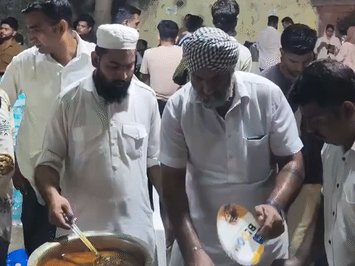 जंतर-मंतर पर प्रदर्शन के दौरान जुनैद मलिक रोज वहां आने वाले लोगों को खाना खिलाते थे। - Dainik Bhaskar