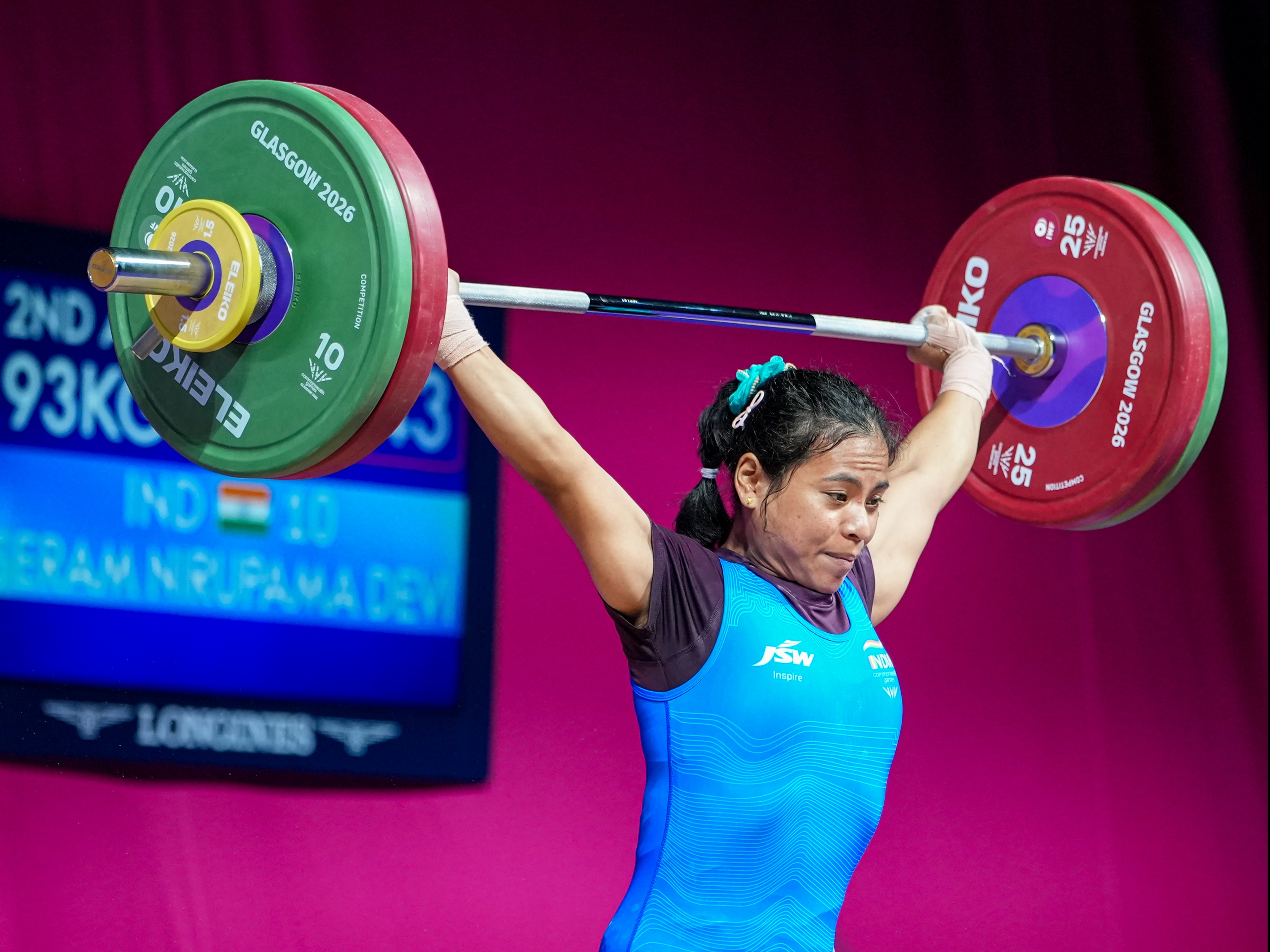 निरुपमा ने स्नैच में 93 kg वजन उठाया।