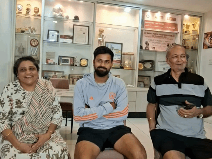 इंदौर में अपने माता-पिता के साथ सारांश।