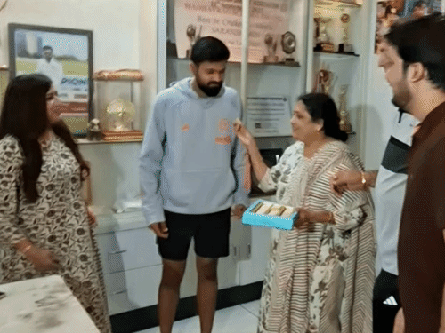 अपनी मां और पत्नी के साथ सारांश।