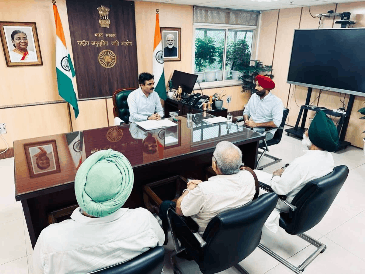 राष्ट्रीय अनुसूचित जाति आयोग पहुंची पंजाब कांग्रेस। - Dainik Bhaskar