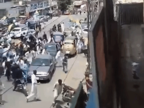 रावलकोट में प्रदर्शनकारियों पर फायरिंग की गई, जिसके बाद वहां भगदड़ मच गई।