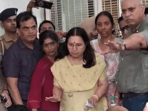 पंजाब यूनिवर्सिटी की VC रेणू विज ने स्टूडेंट्स से आकर बात की।