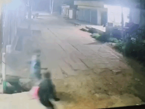 फरीदाबाद में घर से चोरी करने के बाद भागते हुए सीसीटीवी में कैद हुए बदमाश। - Dainik Bhaskar