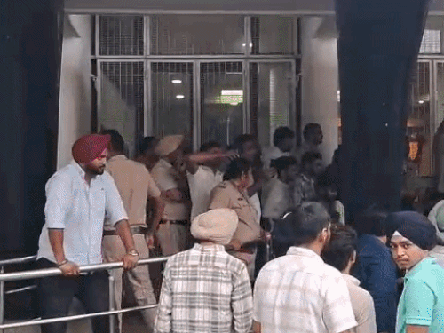 VC के घर का घेराव करते स्टूडेंट्स, यहां पुलिस फोर्स भी तैनात कर दी गई है।