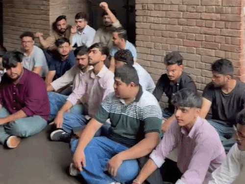 पीयू में करंट से छात्रा की मौत के बाद प्रदर्शन करते स्टूडेंट्स।