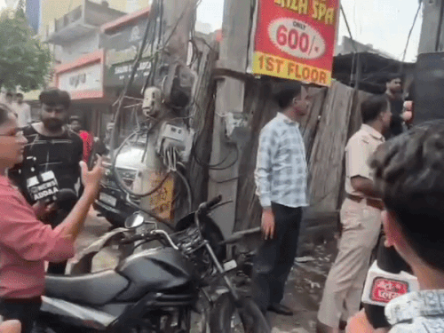 पुलिस को यहां पर गलत गतिविधियों के बारे में शिकायत मिली थी।
