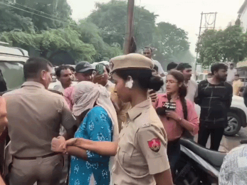 फरीदाबाद में क्राइम ब्रांच और महिला पुलिस ने 3 नंबर इलाके में की छापेमारी - Dainik Bhaskar