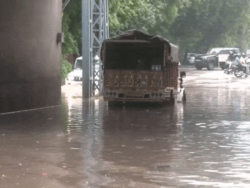 चंडीगढ़ के इंडस्ट्रियल एरिया में मंगलवार को बारिश के बाद पानी भर गया।