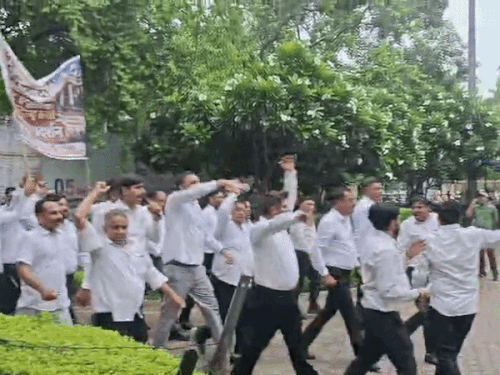 SDM के ट्रांसफर की मांग, डीसी से बोले- अब ज्यादा दिन शांत नहीं रहेंगे|रेवाड़ी,Rewari - Dainik Bhaskar