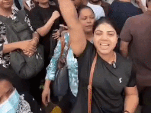 सीमा राठौर जंतर मंतर पर जाकर पेपर लीक मामले में प्रोटेस्ट में हिस्सा ले चुकी हैं और इस दौरान उन्होंने प्रधानमंत्री के खिलाफ भी नारेबाजी की थी।