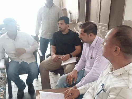 छापेमारी के दौरान जांच करते अधिकारी। - Dainik Bhaskar