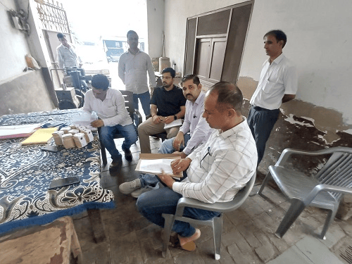 जांच के दौरान जांच करते टीम में शामिल अधिकारी।