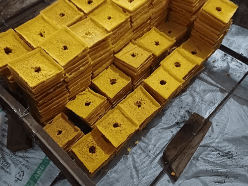 गोदाम में रखीं और मिठाई तैयार करते हलवाई।