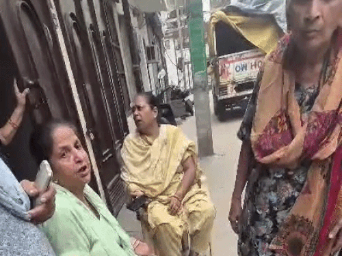 पड़ोसी जानकारी देते हुए।