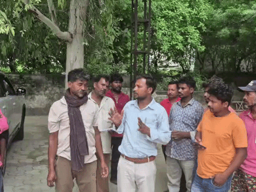 सिविल अस्पताल में जानकारी देते हुए अरविंद के परिजन।