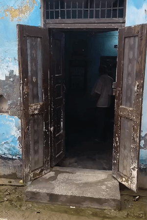यह पीड़ित परिवार का घर है। इसकी हालत जर्जर है। बारिश होने पर घर में पानी भर जाता है।