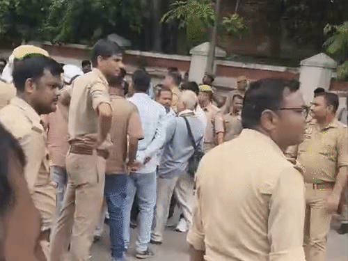 पुलिस ने गाड़ियां बुलाकर सभी कोटेदारों को इको गार्डन भेज दिया।
