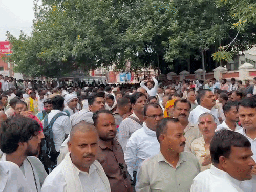 भारी पुलिस की वजह से कोटेदार सड़क की ओर नहीं बढ़ पाए।