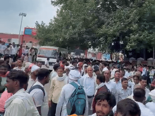 चारबाग के बाहर निकलते ही पुलिस ने कोटेदारों को रोक लिया।