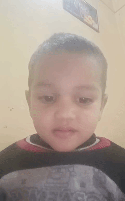 ये बच्चे की तस्वीर है। उसके रील भी पड़ी हुई है।