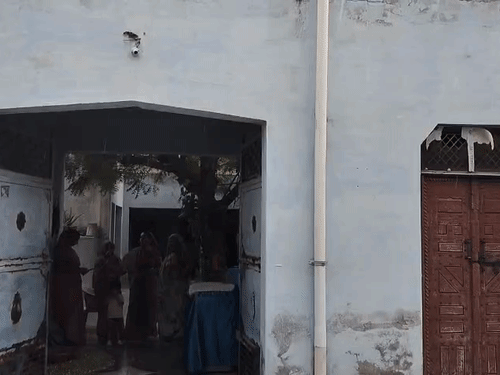 इसी घर में हत्या की गई है। पुलिस मामले की जांच कर रही है।