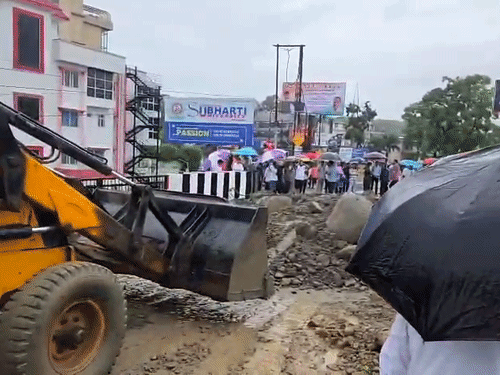 4 घंटे बाद सीएम धामी के निर्देश पर गड्ढा को मिट्टी और पत्थर से भर दिया गया।