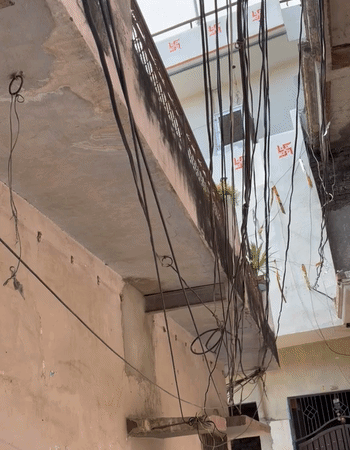 वार्ड में बिजली के तारों का जंजाल फैला हुआ है और कई स्थानों पर स्ट्रीट लाइटें बंद पड़ी हैं। स्थानीय लोगों का कहना है कि इससे रात में अंधेरा रहता है और हर समय दुर्घटना का खतरा बना रहता है।