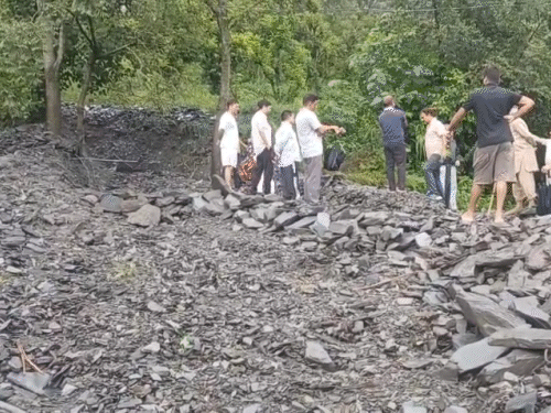 चंबा के सरोल मोहल्ले में फ्लैश फ्लड के बाद आया मलबा।