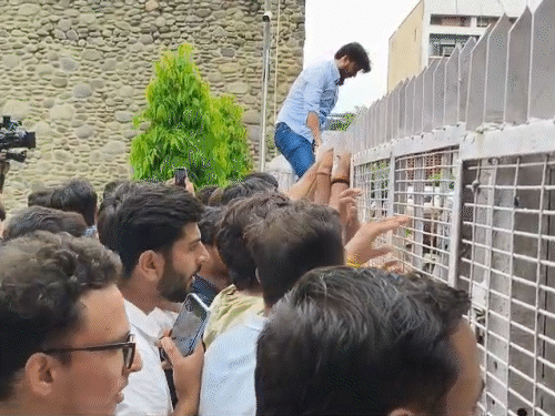छात्रा की मौत से गुस्साए स्टूडेंट्स VC ऑफिस के घेराव के लिए गेट पर चढ़ गए। सिक्याेरिटी गार्ड्स ने इस गेट को बंद कर दिया है।