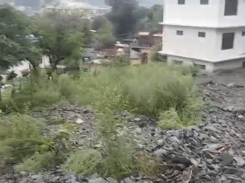हिमाचल प्रदेश के चंबा में लैंडस्लाइड के बाद इमारत का एक हिस्सा मलबे में दब गया।