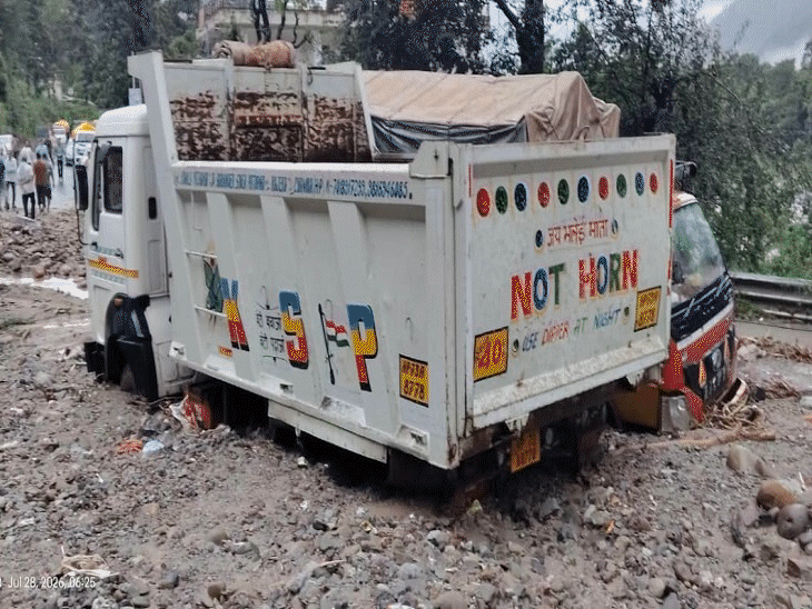 चंबा के सरोह मोहल्ले में मबले में दबी गाड़ियां।