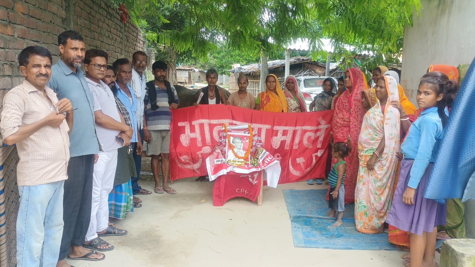 कार्यक्रम में श्रद्धांजलि अर्पित करते भाकपा-माले नेता