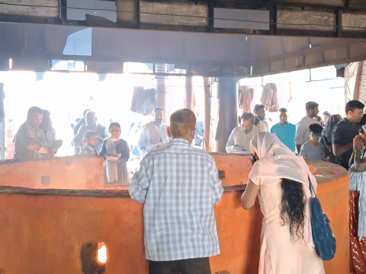 Devotees of Dhuni Mai offered prayers and coconuts at Dadaji Dham
