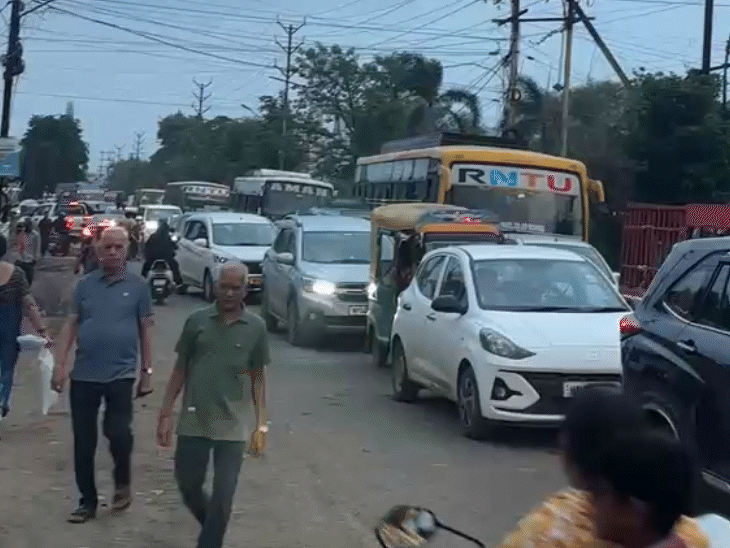किसान आंदोलन के चलते भोपाल के कटारा हिल्स रोड पर 3 किमी लंबा जाम लग गया था।
