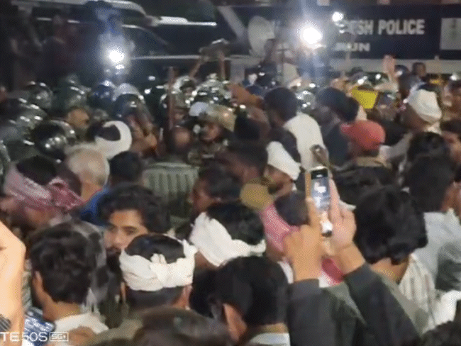 भोपाल में वीर सावरकर सेतु के पास पुलिस और किसान आमने-सामने आ गए.