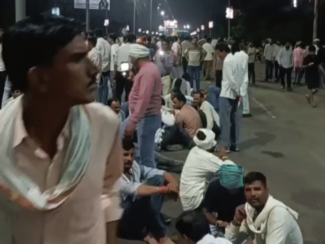 किसानों ने होशंगाबाद रोड पर डेरा डाल लिया है। वे बुधवार सुबह आगे बढ़ेंगे।