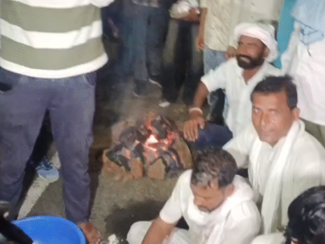 किसान बीच सड़क पर ही दाल बाटी बना रहे हैं। वे साथ में राशन लेकर आए हुए हैं।