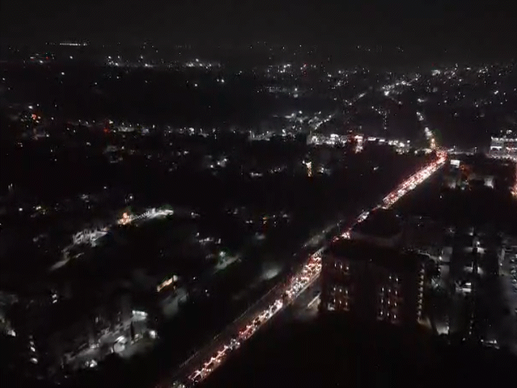 किसानों के प्रदर्शन के कारण होशंगाबाद रोड पर ट्रैफिक जाम हो गया. देखें- ड्रोन दृश्य.