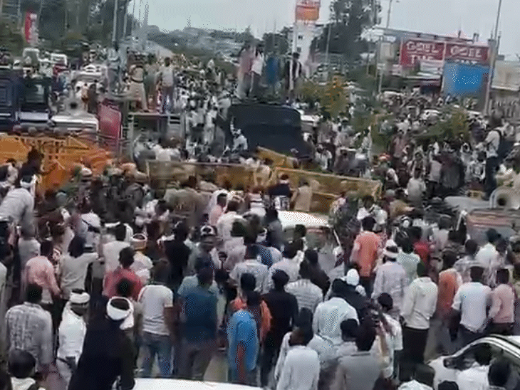 भोपाल में 11 मील पर हंगामे के बाद किसान बैरिकेडिंग हटाकर और आगे बढ़ गए।