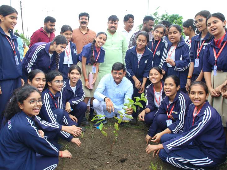 The Mayor planted saplings with school children.