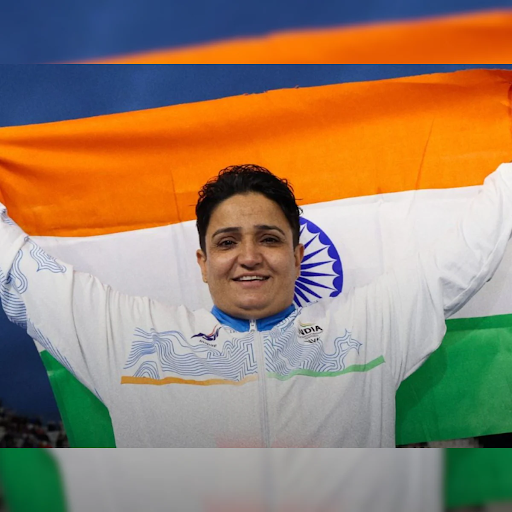 शर्मिला धनखड़ गोल्ड मेडल जीतने के बाद राष्ट्रीय ध्वज के साथ।