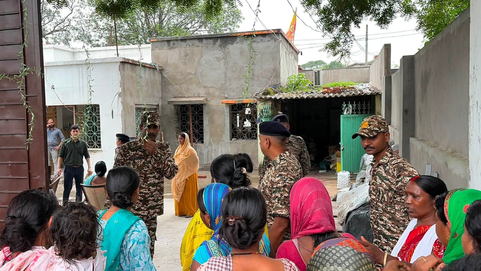 झामुमो नेता एवं धनबाद महानगर झामुमो के उपाध्यक्ष हरेंद्र चौहान के आवास पर महिलाओं ने हंगामा किया।