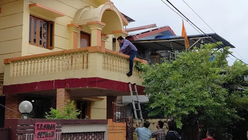 एक कोयला कारोबारी के यहां ईडी सीढ़ी लगा कर घुसी।