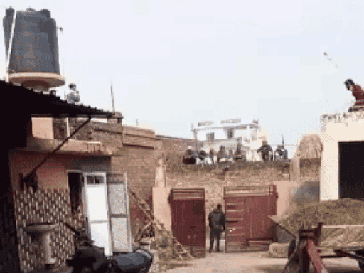 फिल्म की शूटिंग का सीन।